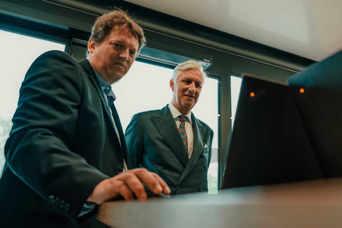 Le roi Philippe avec Fabien Pinckaers, le patron et fondateur d’Odoo (Photo : Palais royal/Koninklijk Paleis)
